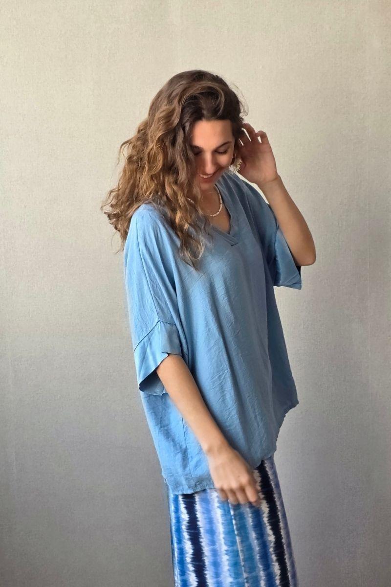 Blusa over manga corta con detalle satinado azul jean