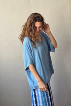 Blusa over manga corta con detalle satinado azul jean