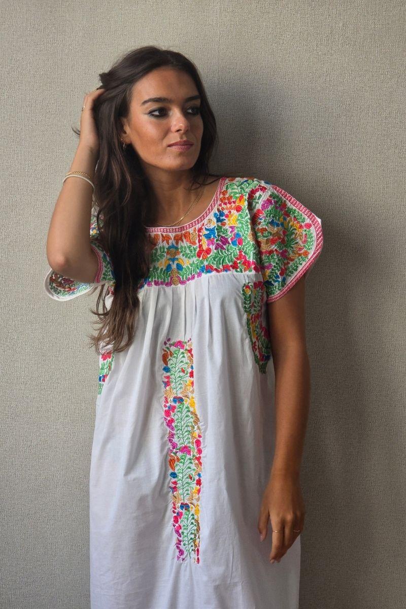 Vestido mexicano bordado a mano blanco