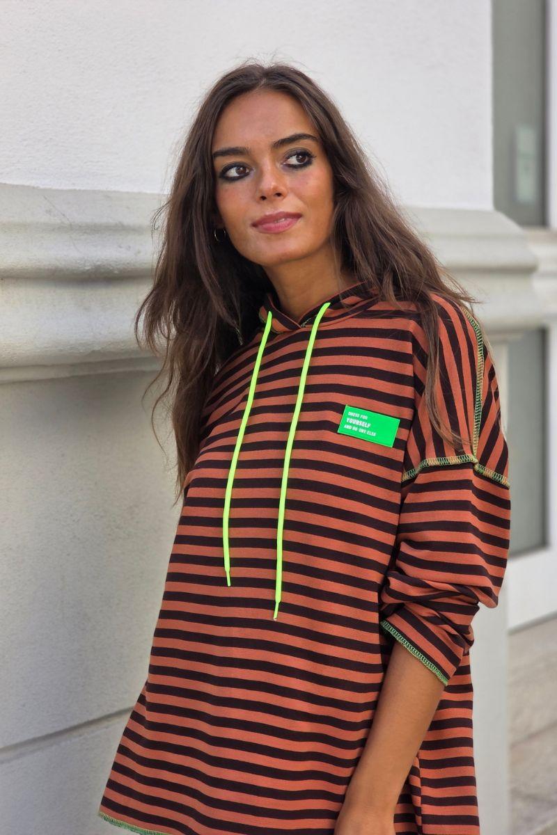 Sudadera de rayas con capucha color caldero