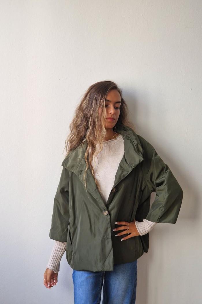 Parka corta tipo chubasquero verde militar