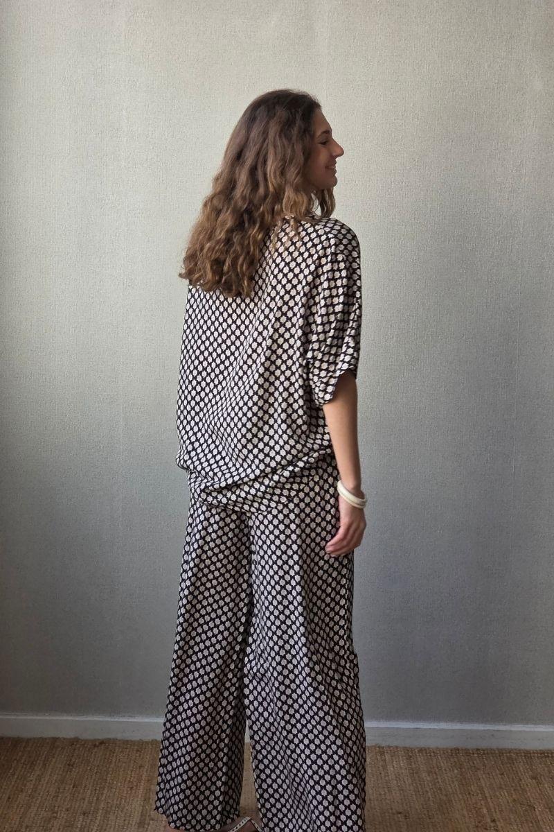 Blusón oversize estampado de flores negro