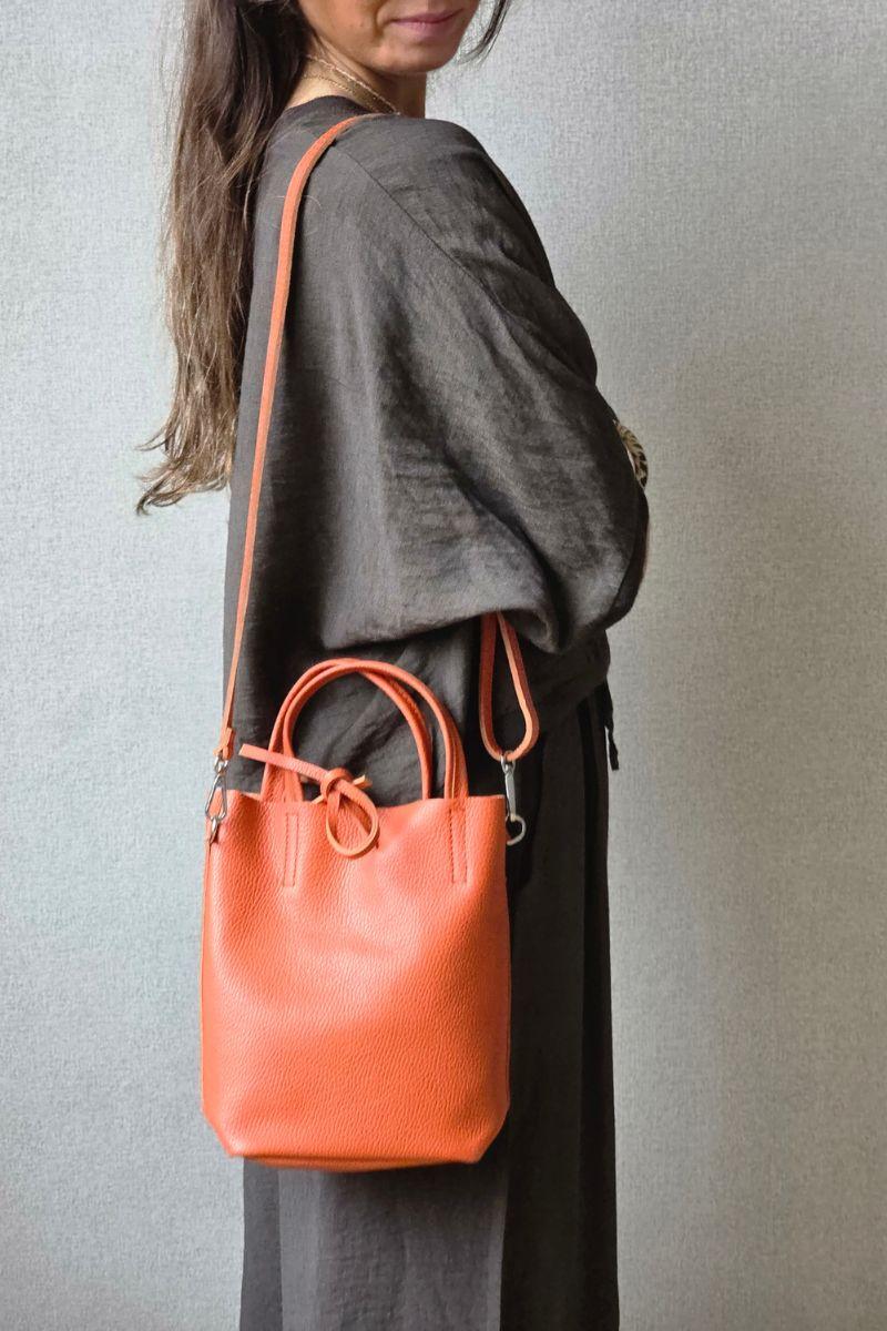 Bolso pequeño  tipo cubo de piel naranja