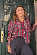 Blusa de flores gris y fresa