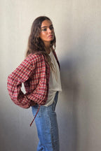 chaqueta tipo bomber de cuadros rojo