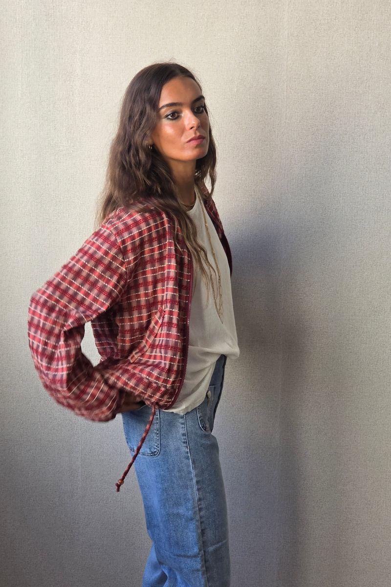 chaqueta tipo bomber de cuadros rojo