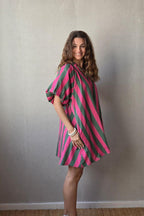 Vestido de mujer manga abullonada con rayas fucsia