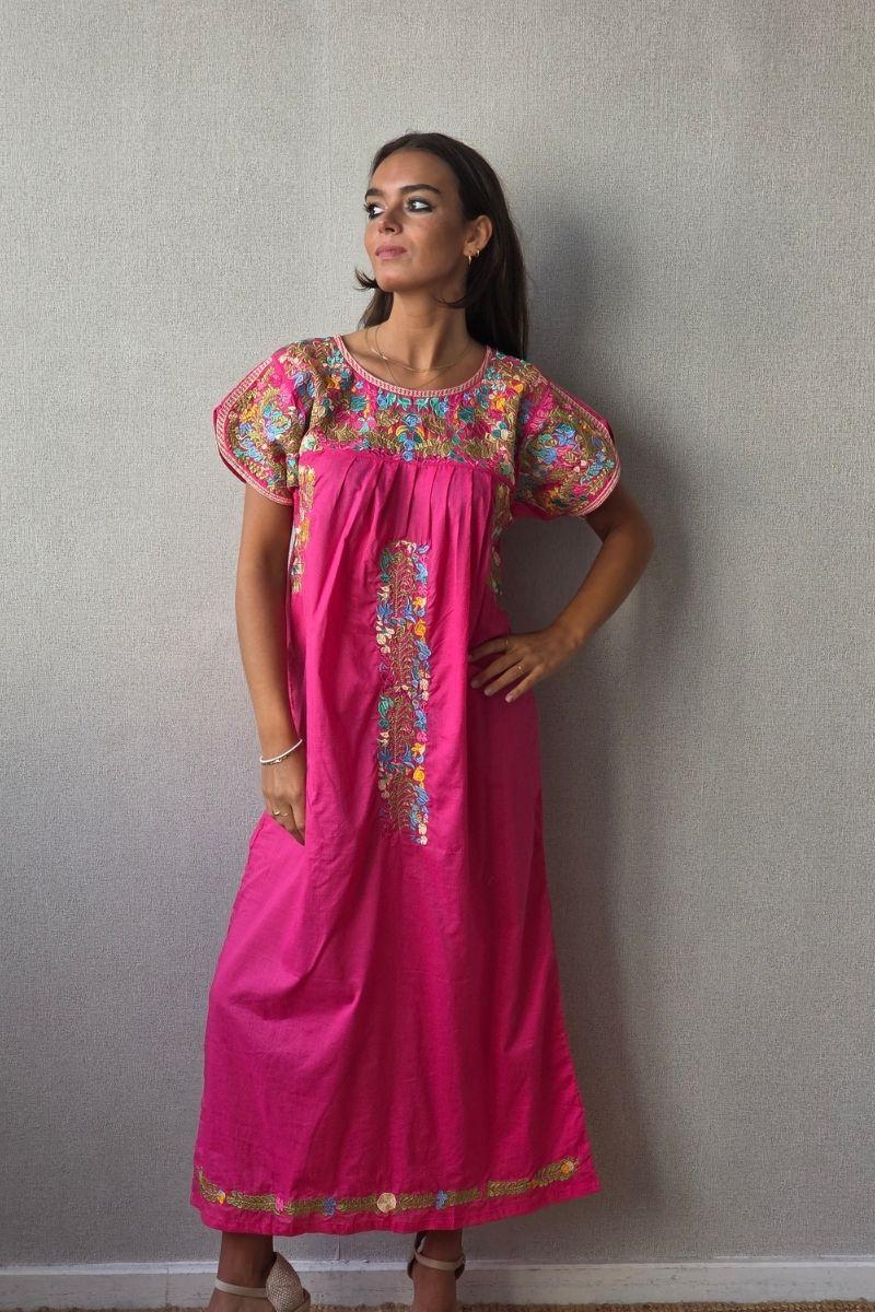 Vestido mexicano bordado a mano fucsia