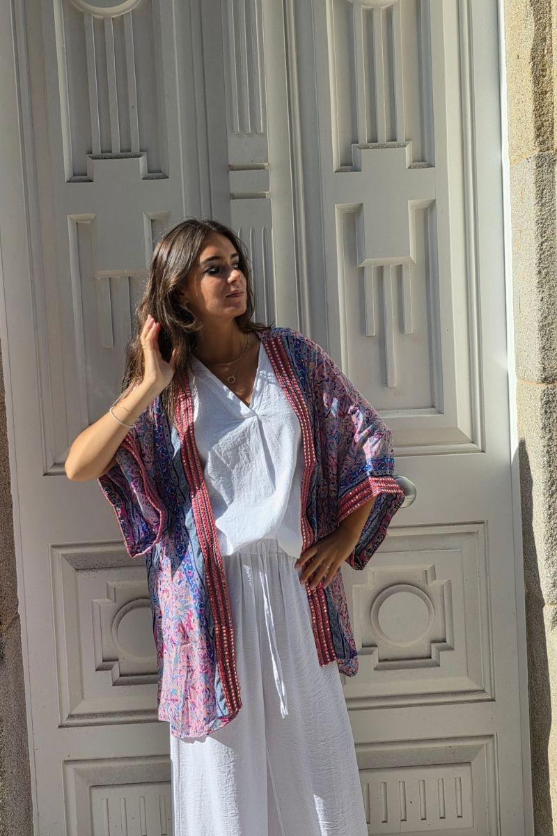 Kimono corto estampado rematado con espejitos rosa y azulón