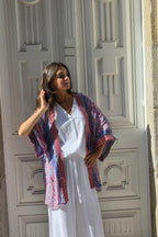 Kimono corto estampado rematado con espejitos rosa y azulón