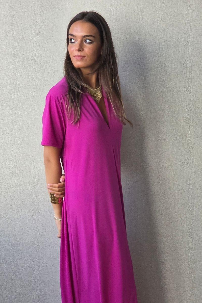 Vestido liso cuello pico m/corta magenta
