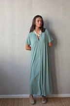 Vestido liso cuello pico m/corta salvia
