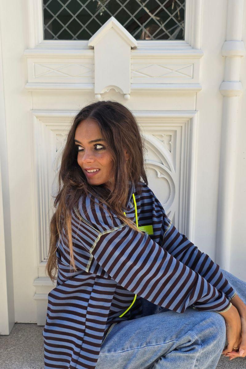 Sudadera de rayas con capucha azul marino