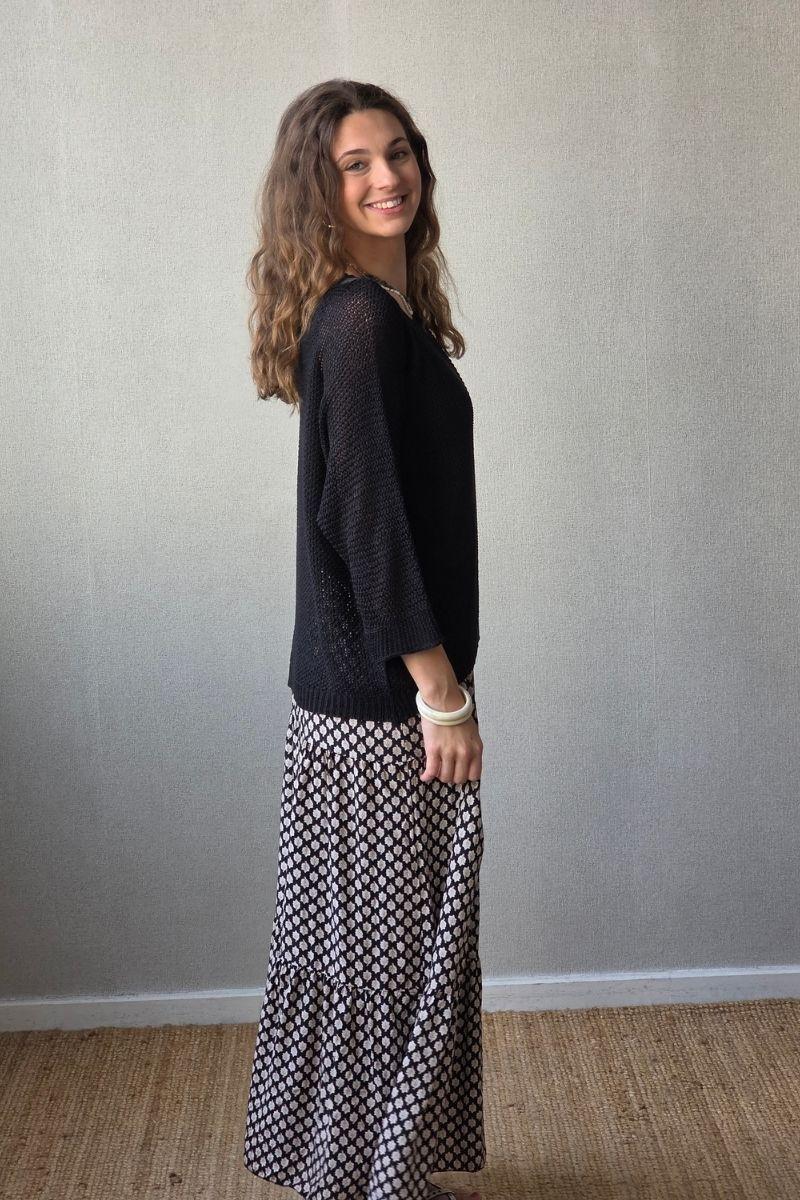 Falda estampado de flores con volante negra