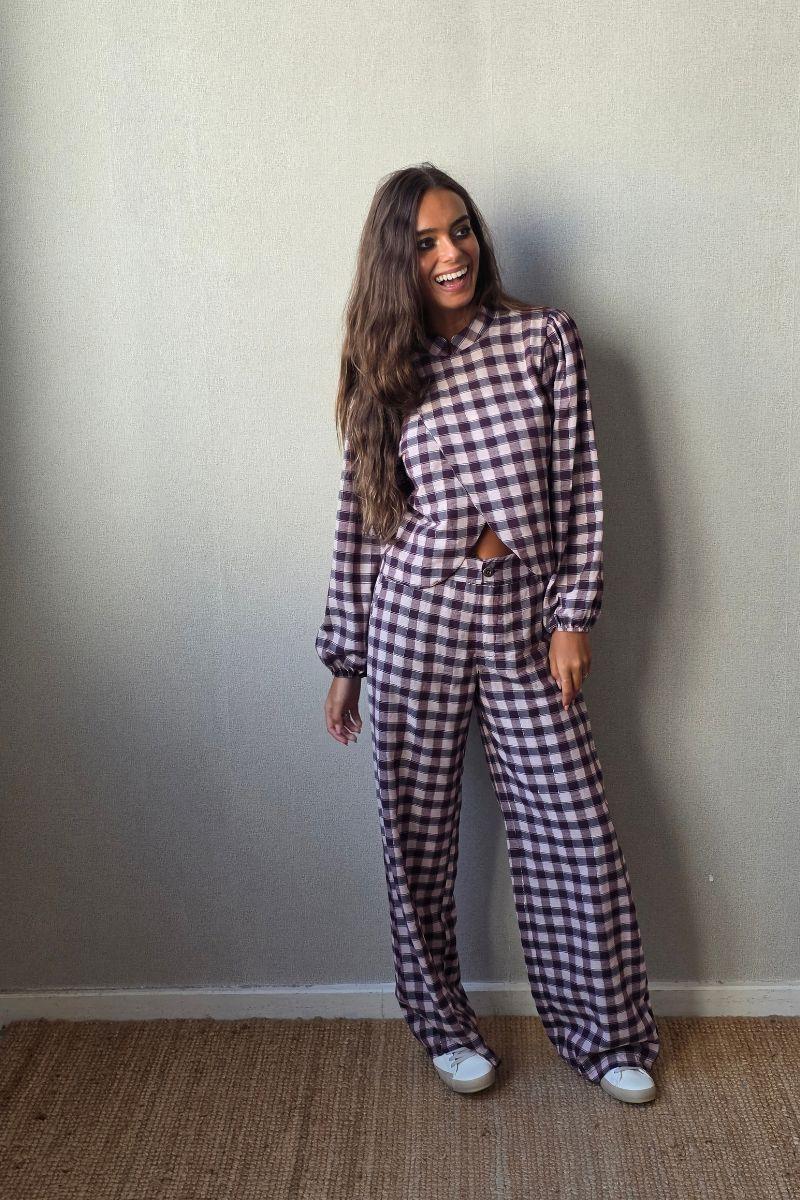 Pantalón de cuadros berenjena con brillo