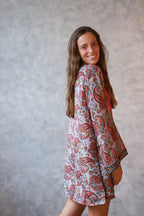Kimono estampado gris y fucsia