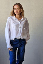 Camisa blanca con volante en el cuello