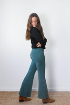 Pantalón de punto campana verde