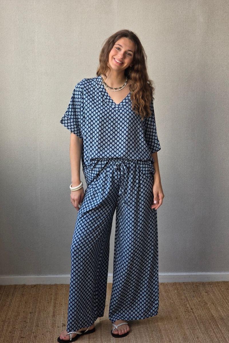 Blusón oversize estampado de flores azul marino