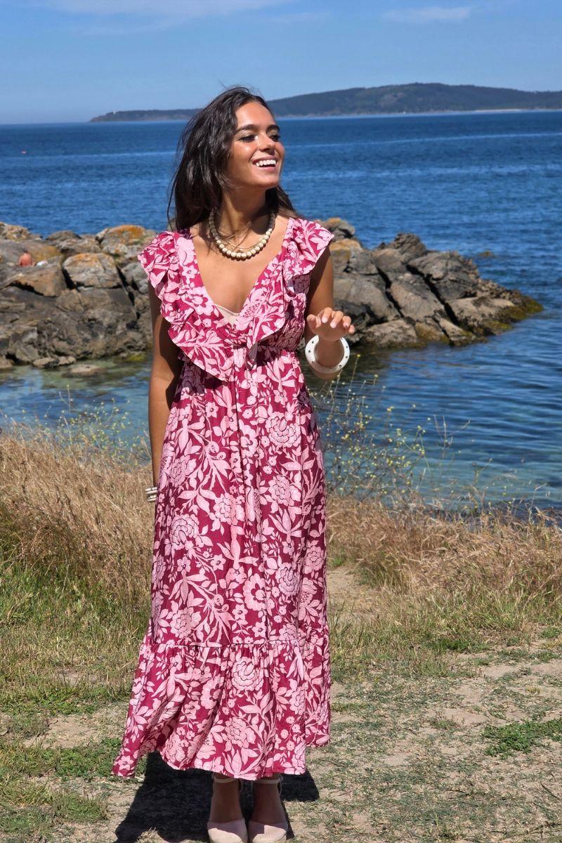 Vestido con volante con flores rosa