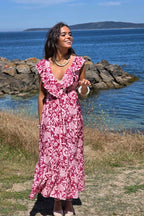 Vestido con volante con flores rosa
