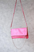 Bolso de piel fucsia con dos cadenas