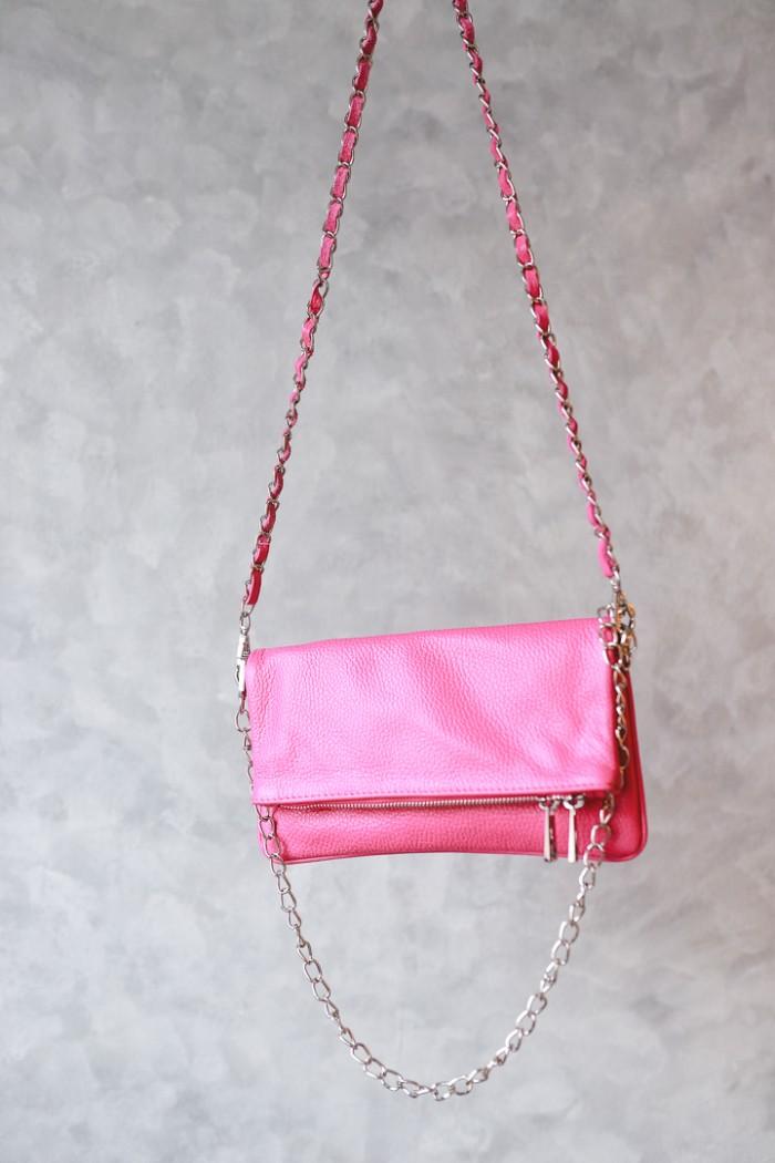 Bolso de piel fucsia con dos cadenas