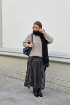 Falda larga de cuadros corte cadera negra