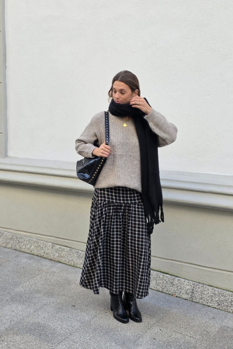 Falda larga de cuadros corte cadera negra