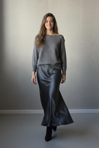 Falda satinada arrugada gris oscuro