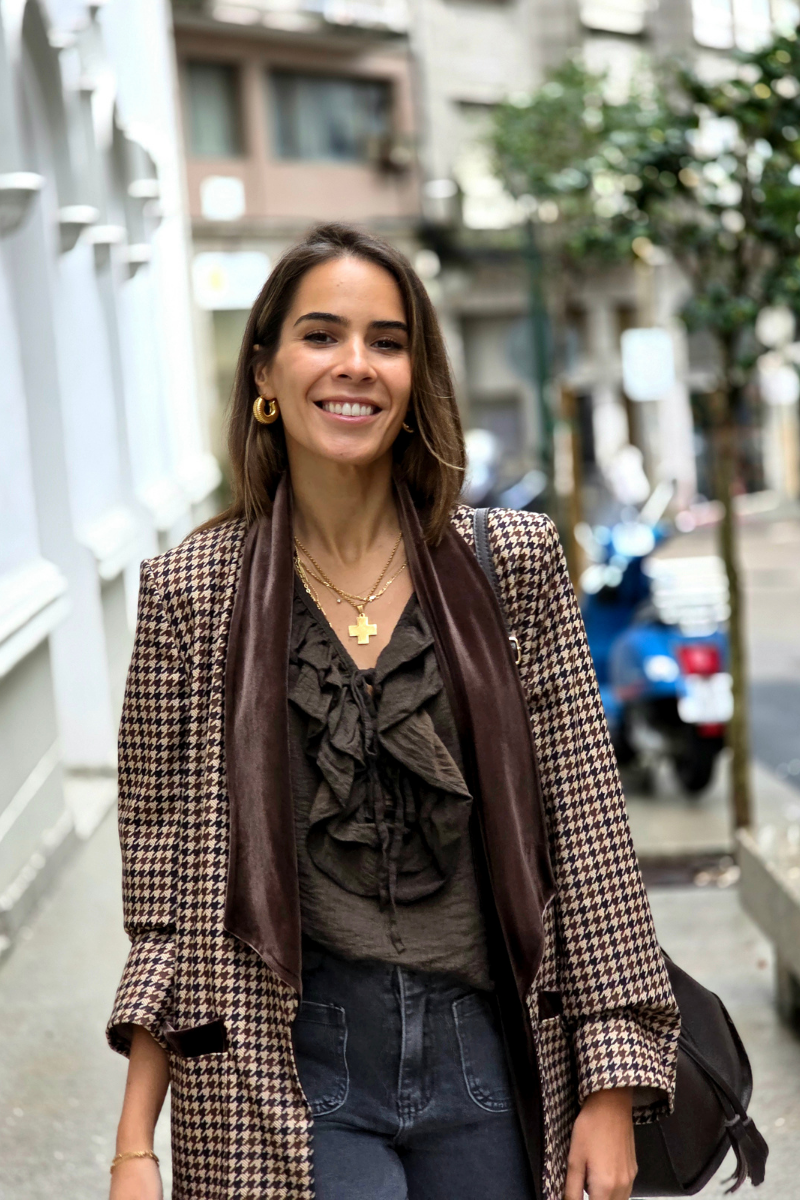 Blusa romántica con volantes marrón chocolate