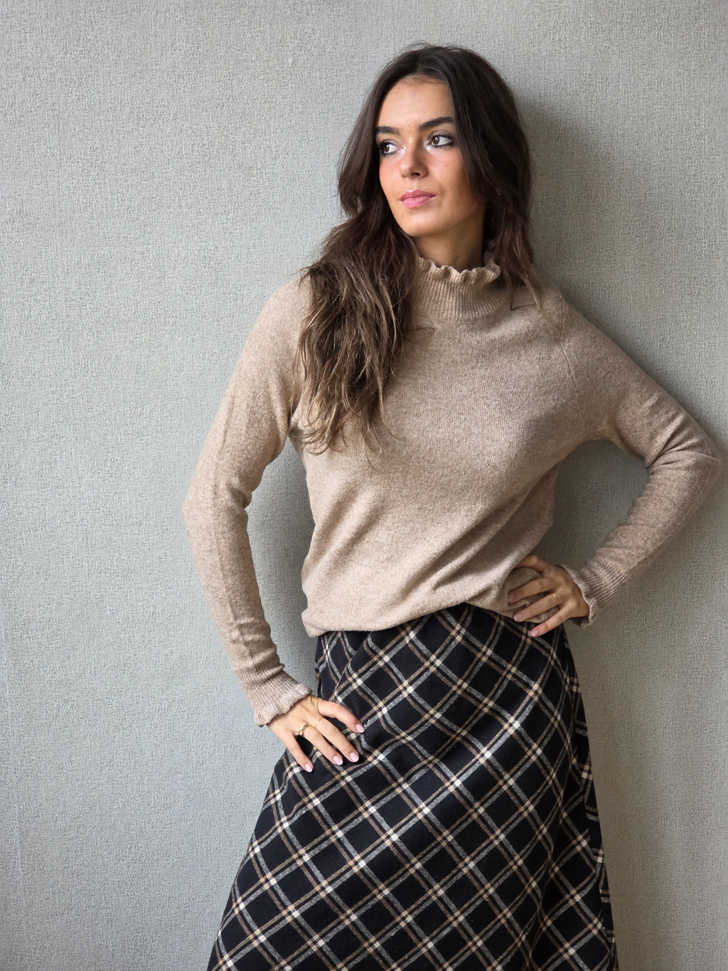 Jersey cuello Perkins con volante camel