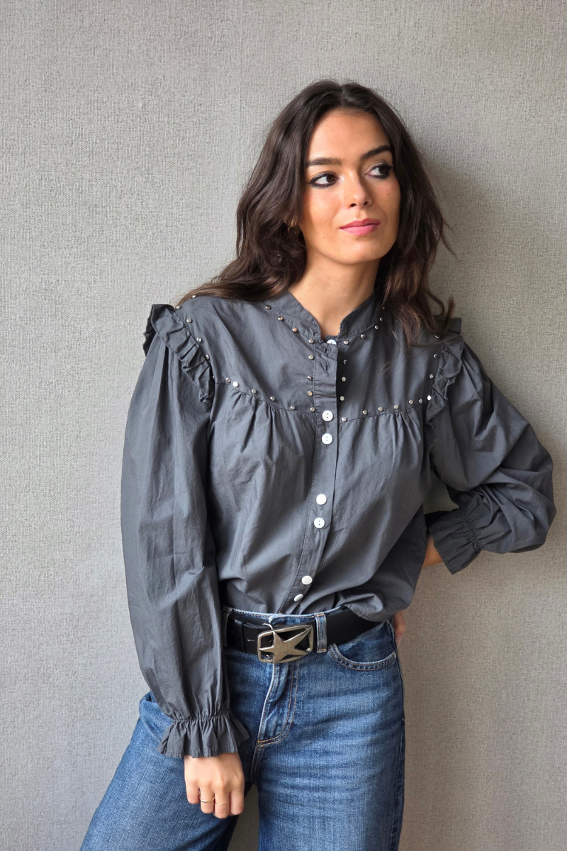 Camisa Gris Oscuro con Tachuelas