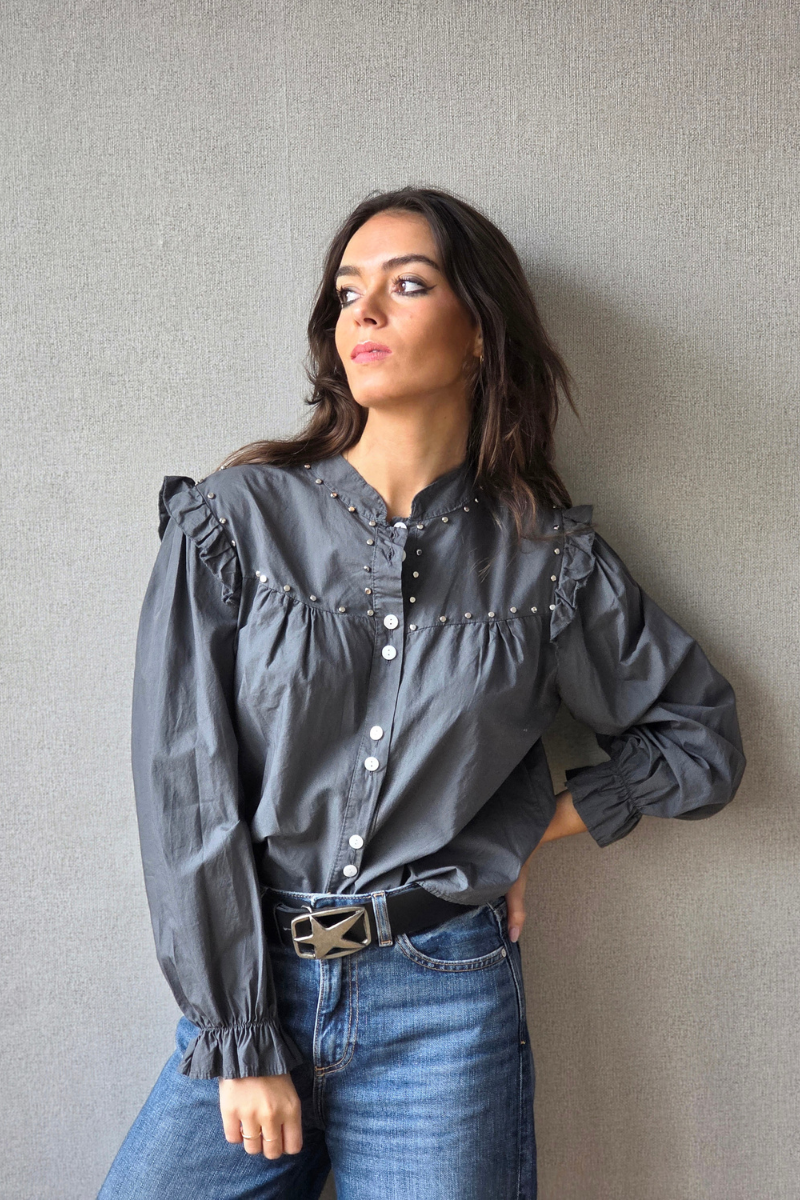 Camisa Gris Oscuro con Tachuelas