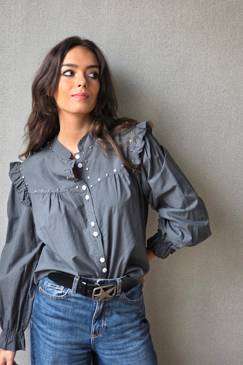 Camisa Gris Oscuro con Tachuelas