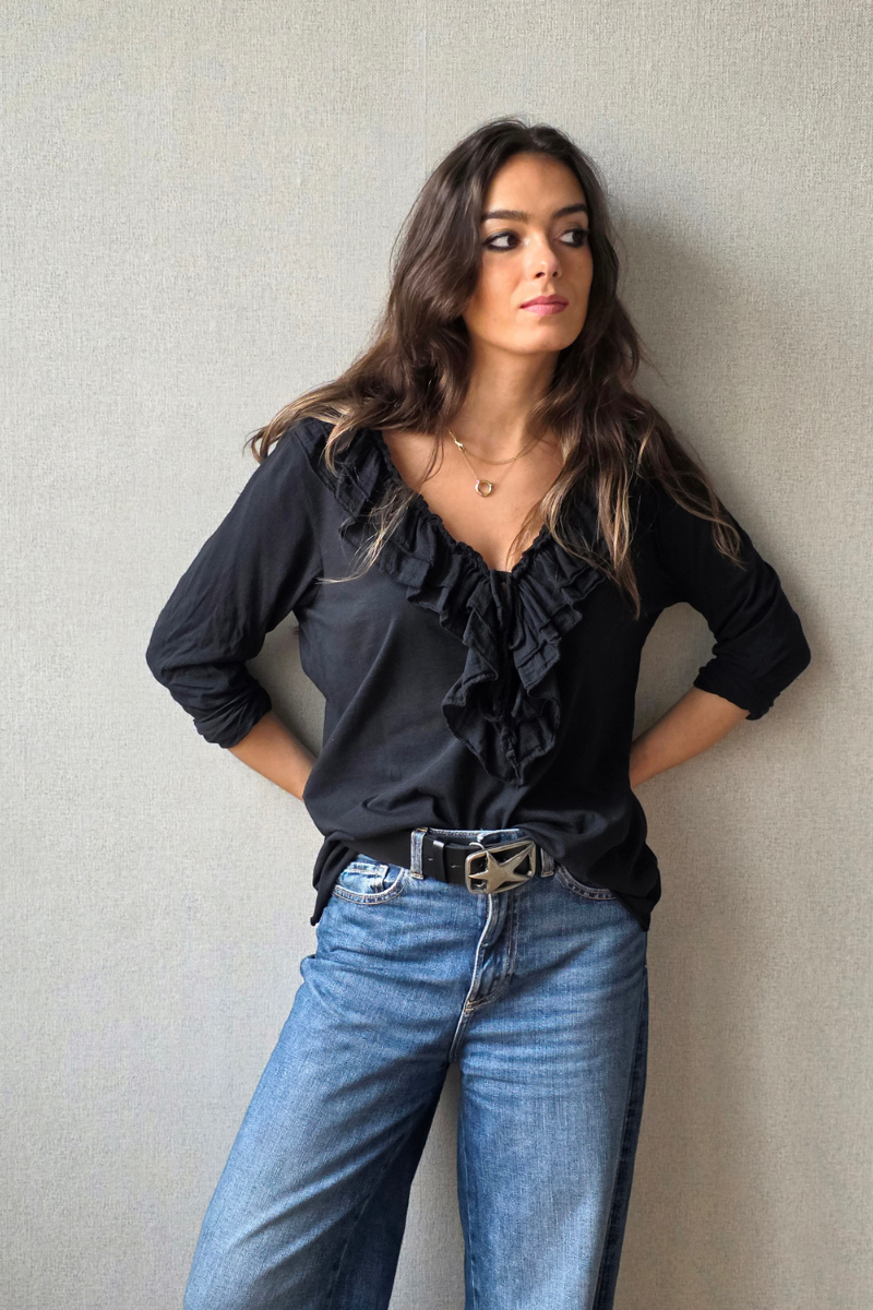Camiseta Cuello Pico con Volantes Negra