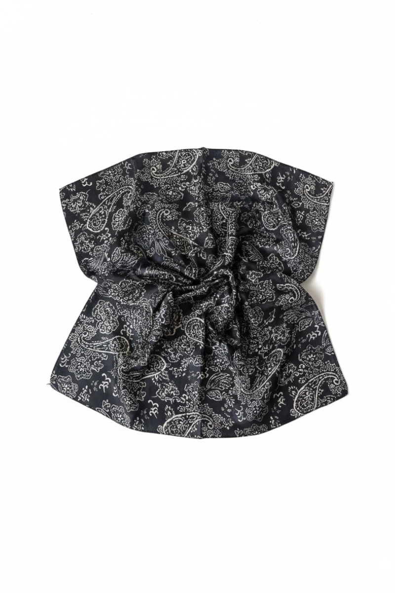 Pañuelo negro con dibujos beige cachemire