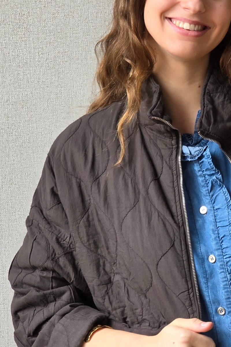 Chaqueta Acolchada Chocolate con Cremallera y Cuello Alto