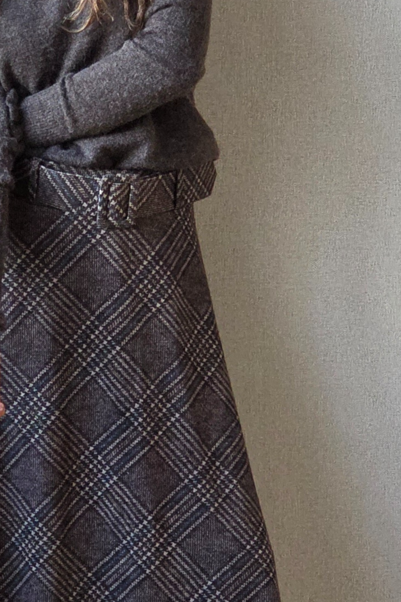 Falda British de cuadros con cinturón chocolate