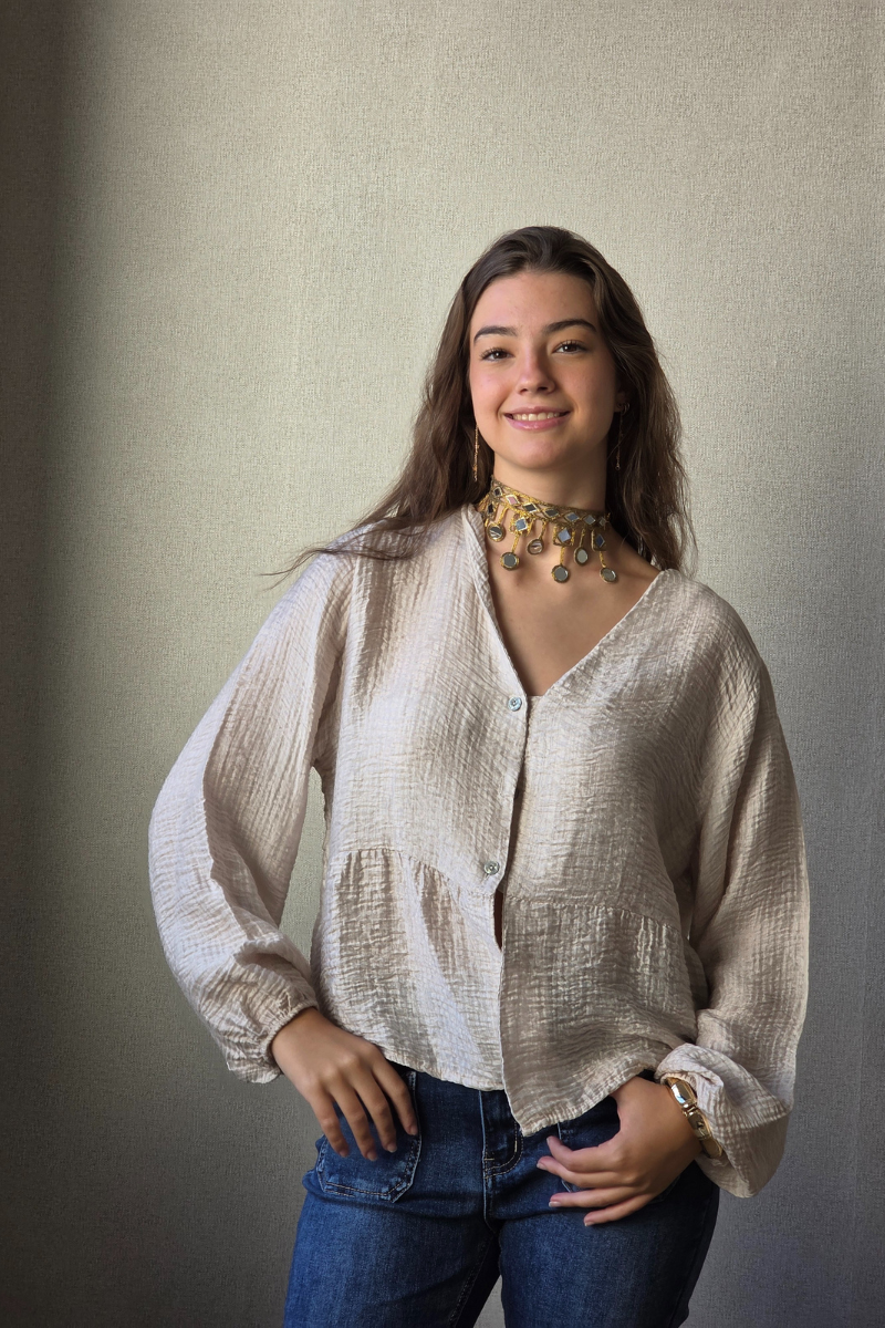 Blusa fluida cuello pico beige