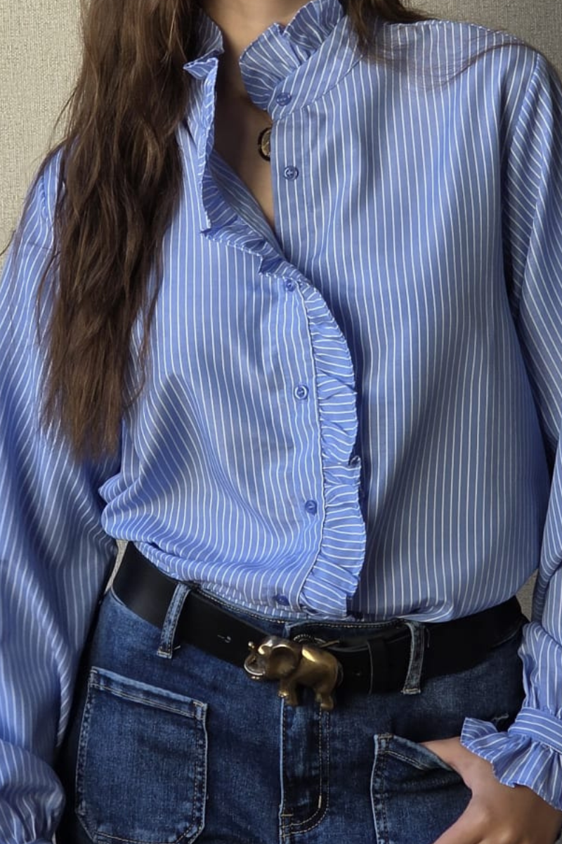 Blusa de rayas con volante azul