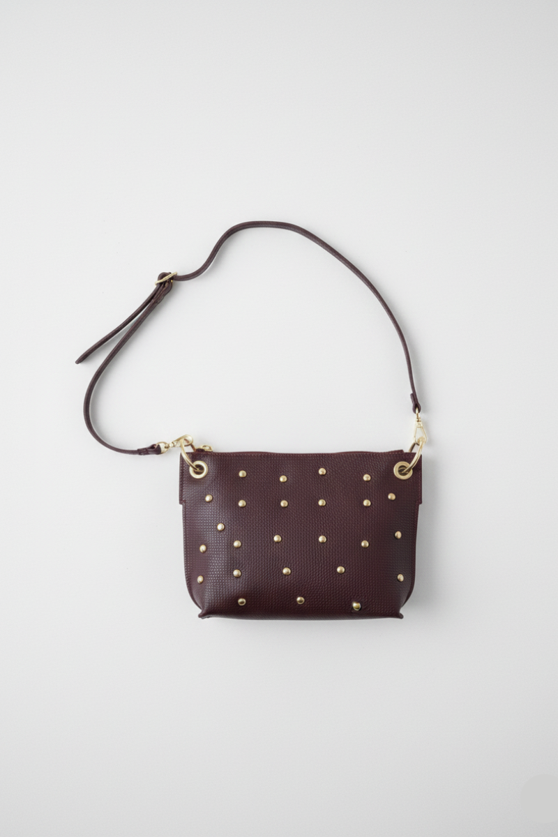 Bolso bandolera tachuelas berenjena