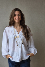 Blusa cuello pico tela arrugada blanca