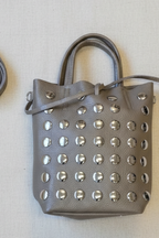 Bolso Topo Tipo Cubo de Piel con Tachas