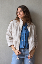 Chaqueta Acolchada Beige con Cremallera y Cuello subido