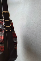 Bolso marrón con tela étnica