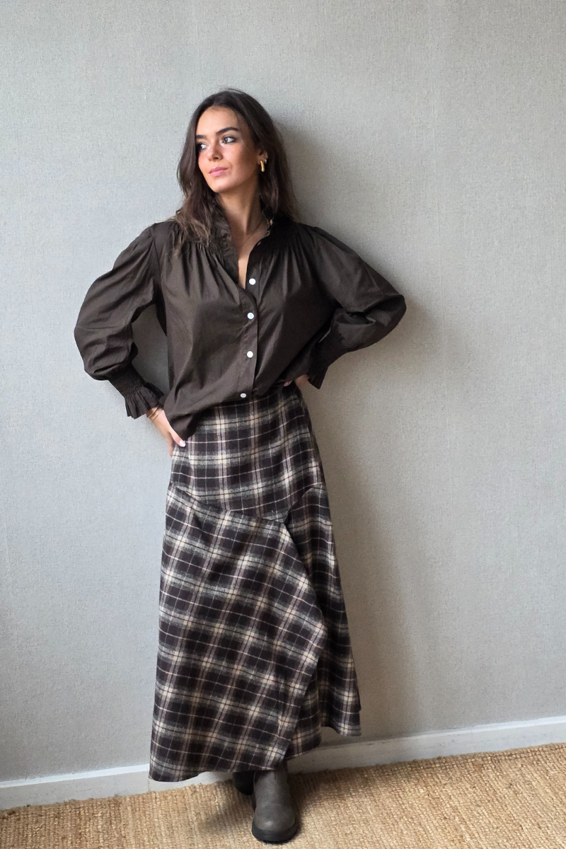 Camisa de cuello alto fruncido con volante marrón chocolate