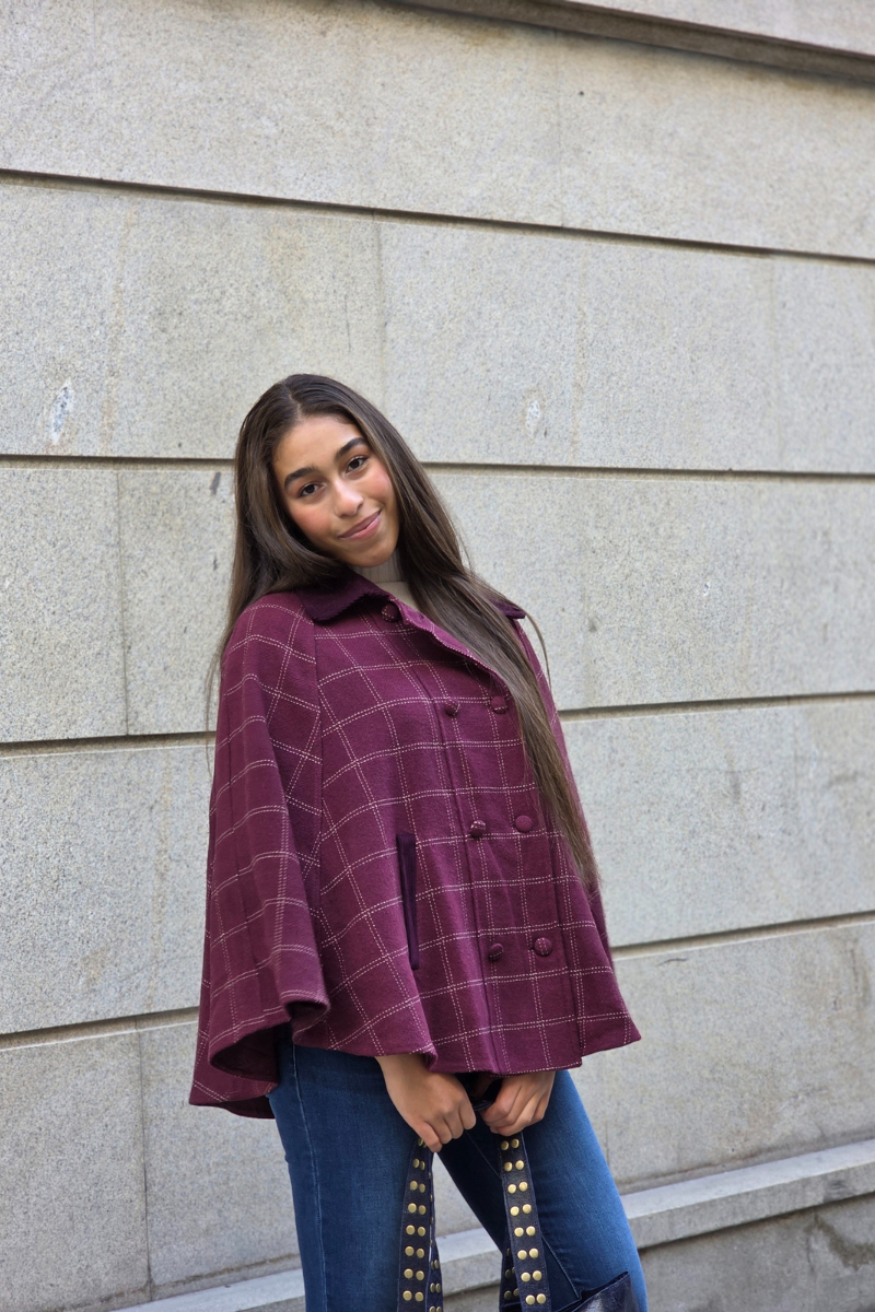 Capa british de cuadros granate