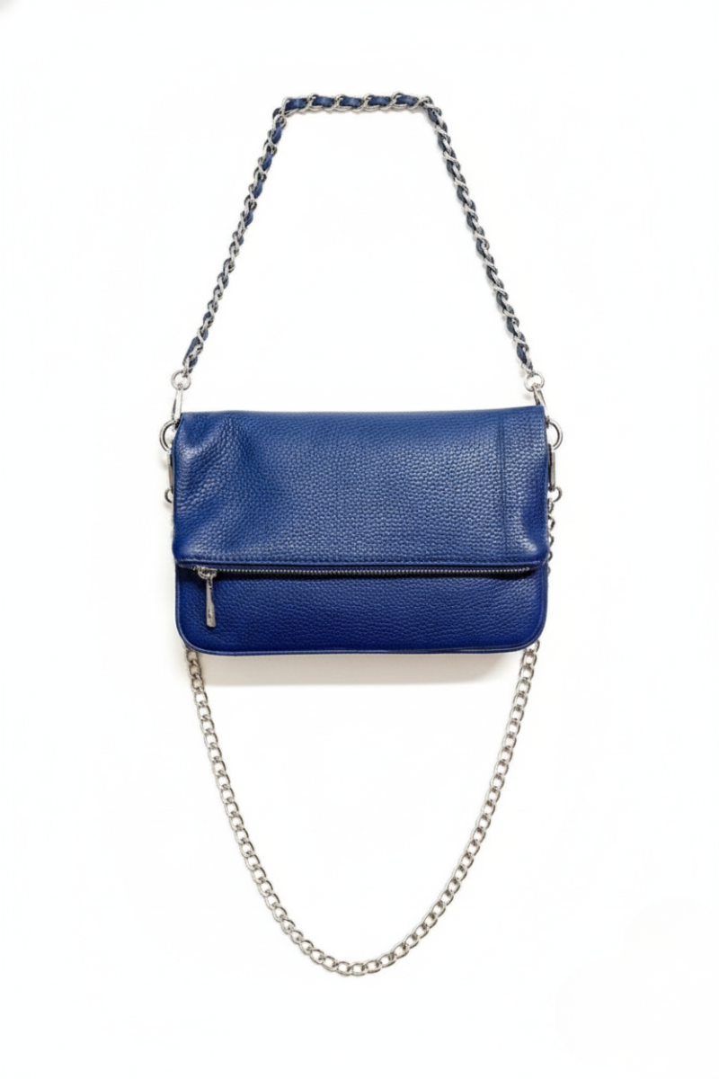 Bolso de piel azul con dos cadenas