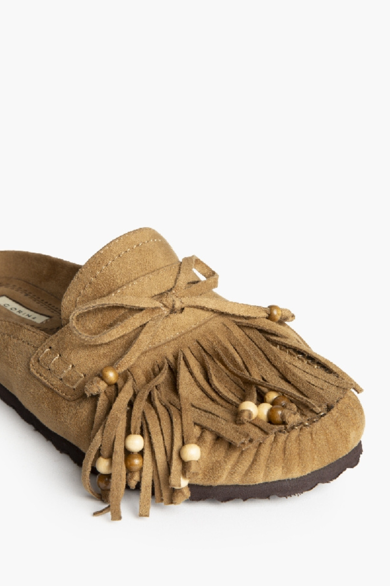 Zueco Plano Ante Camel con Flecos - Estilo Boho Chic